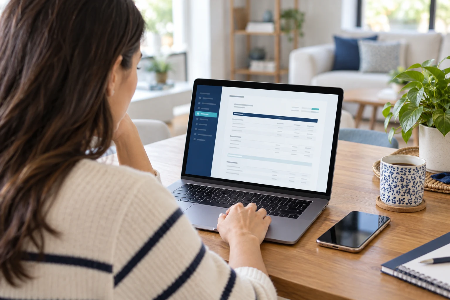 Estudiante consultando información en línea